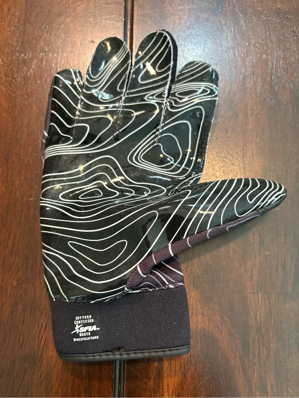 Cutters Black & White Performance Right Hand Football Glove, Youth L/XL